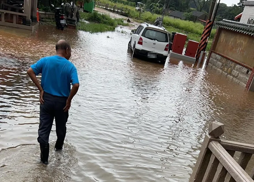 暴雨炸金門！多處道路嚴重積水　民眾無奈