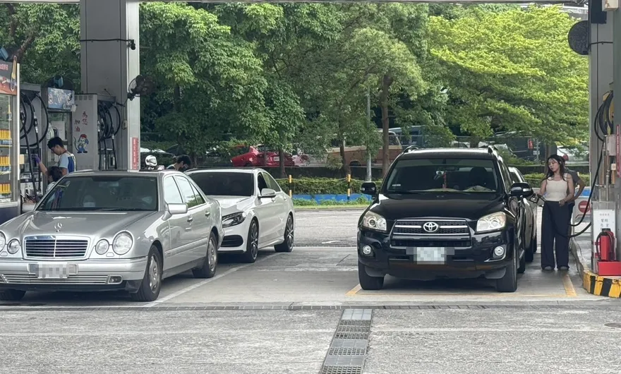 加油站禁止說「加滿」？環境部：油槍「跳停」即可
