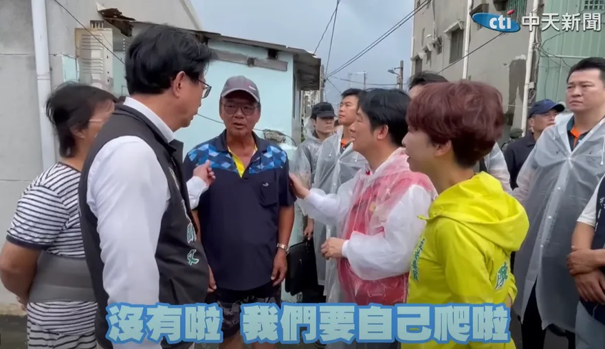 影/台南災民訴不敢爬屋頂蓋帆布　賴清德當面告知：自己爬！