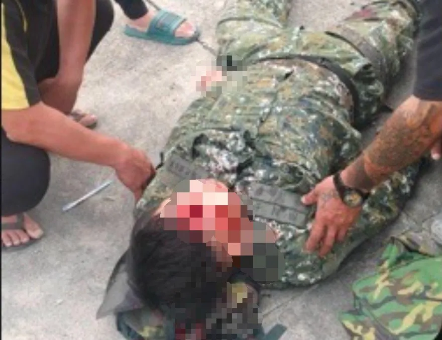 影/漢光演習又出事！　軍車半毀士兵倒地「安全氣囊一片紅」