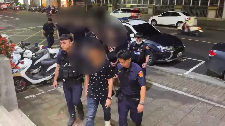 影/竟拿假貨陰我！新莊6砍2流血衝突　全因「鹽巴調包毒品被贓到」