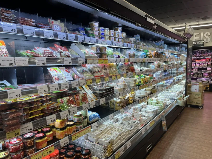 賣場驚爆「蛇出沒」！爽躺冷藏雞肉旁避暑　業者回應了
