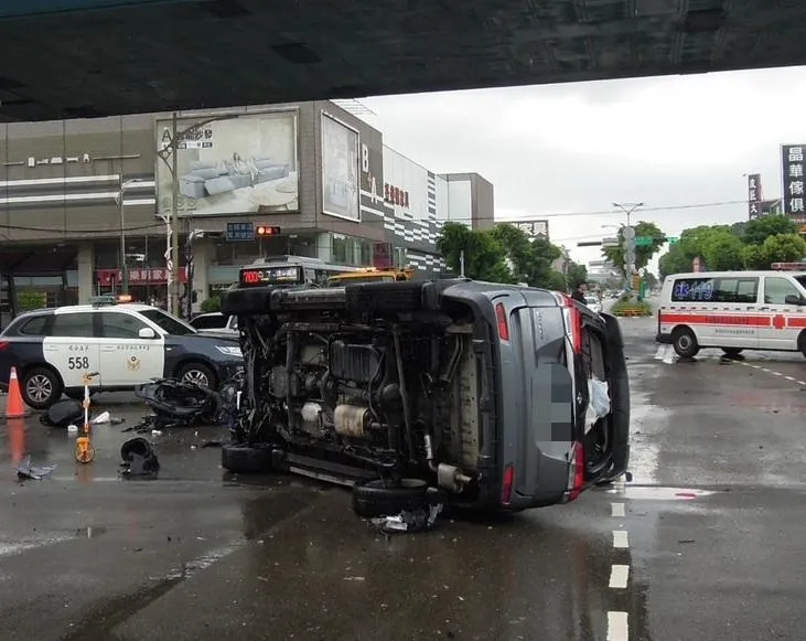台中3車碰撞「休旅車90度側翻、騎士骨折」　疑違規左轉惹禍