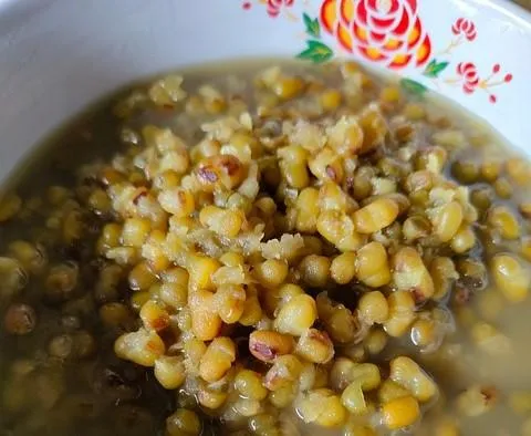 夏日消暑必備！中醫推綠豆湯配玫瑰花、菊花秒變排毒湯