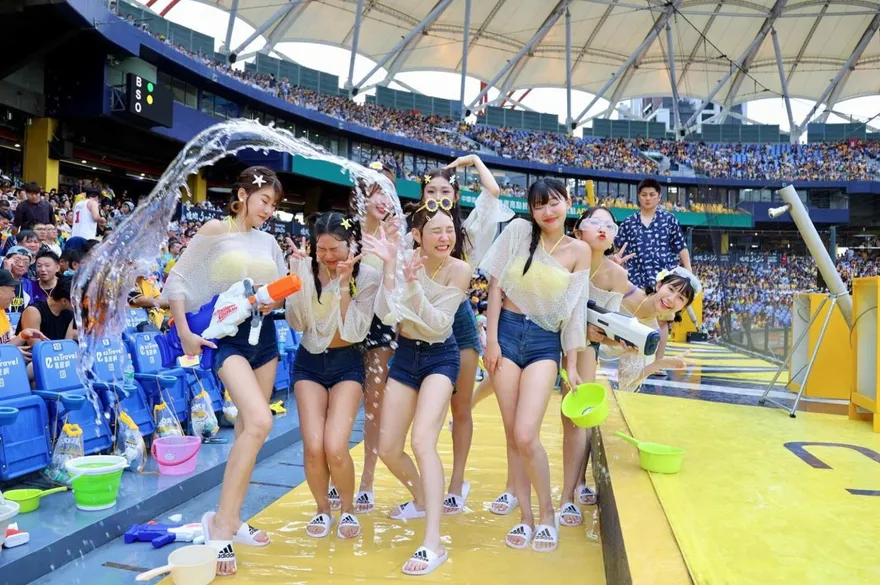 疑遭球迷惡整水槍裝尿！啦啦隊女神雙眼被噴紅腫