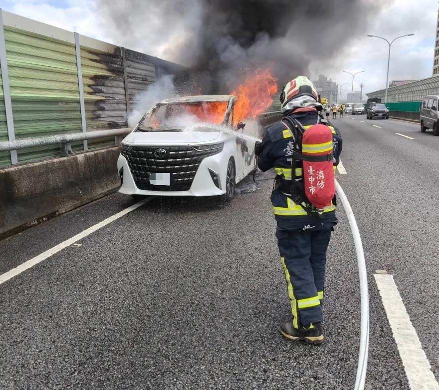 影/驚悚！台74線驚見「89運兵車」狂燃、正妹駕駛嚇壞