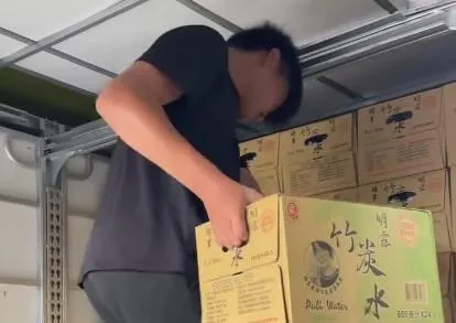 影/她PO弟搬水救災讚「給力」遭「支語警察」出征　網譙翻
