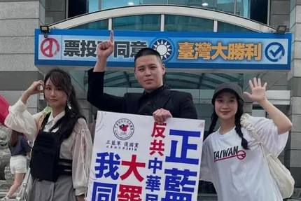 閩南狼穿西裝衝國民黨抗議慘遭大雨襲擊　不到10分鐘就開溜