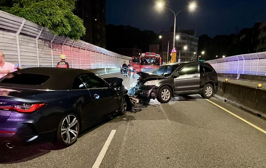 新店BMW逆向高速衝撞休旅車釀3傷　駕駛酒測值爆表