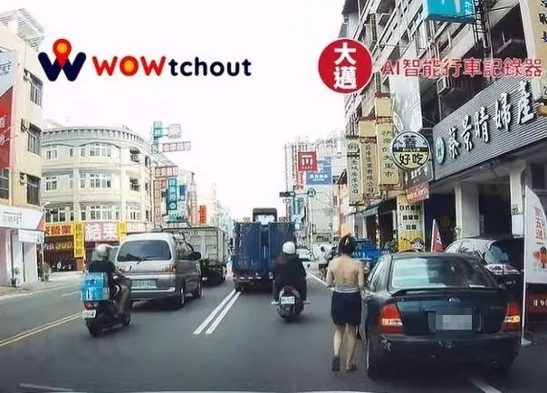 影/女車主併排停車「轉身辣露美背」　駕駛秒心軟：原諒是美德