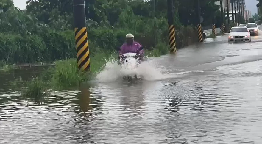 大豪雨猛灌！台東慘淹一片　騎士出門成「水上摩托車」