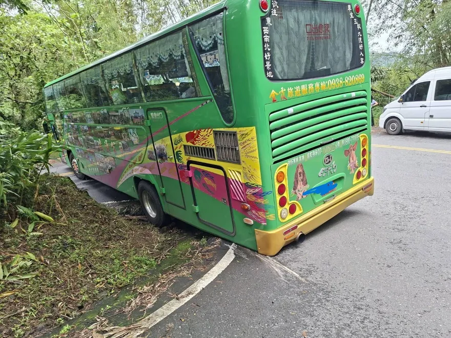 影/出遊變驚魂！竹崎遊覽車過彎失敗「車尾卡住」　33乘客嚇壞