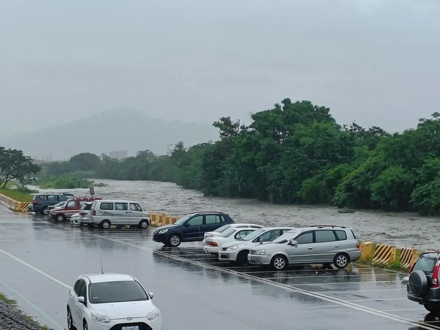 驚悚畫面曝！台東太平溪暴漲「逼近堤防」　水快跟地面齊高