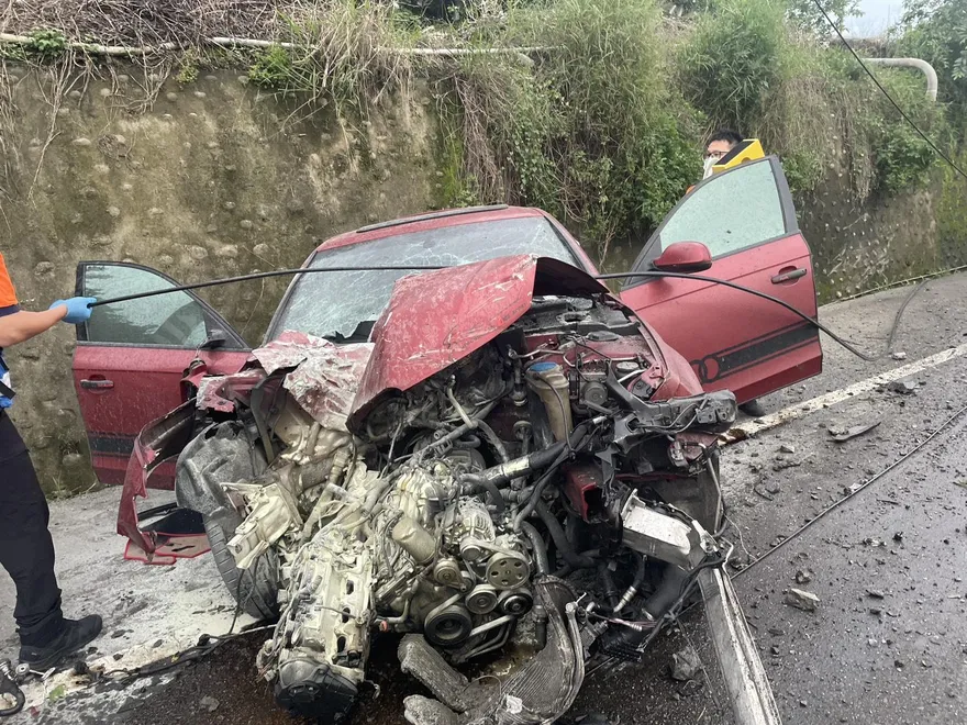 台南關廟驚悚車禍！轎車自撞車頭全毀　駕駛傷重不治