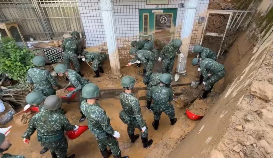 影/南投爆土石流毀民宅「半層樓消失」　國軍進駐清理