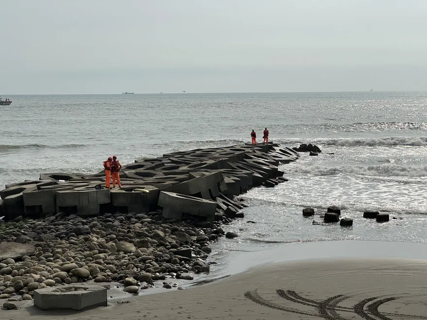 影/不聽爸爸勸告！台南黃金海岸3學童落海溺水　1人失蹤