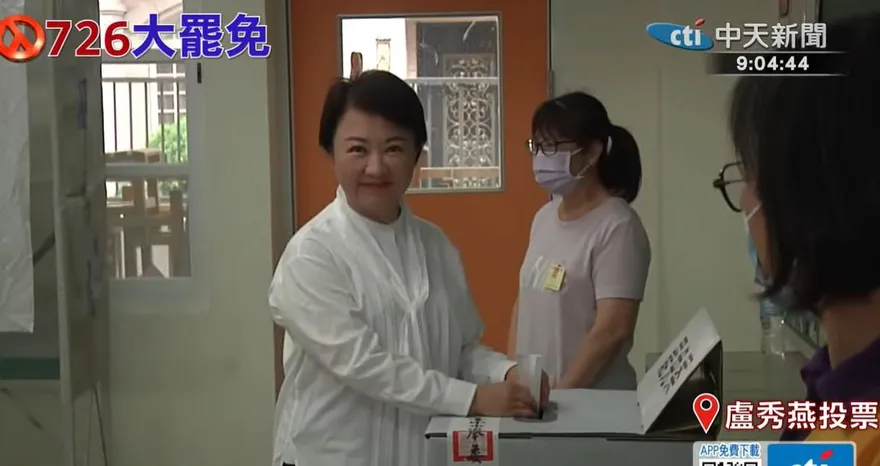 台中一早飄雨　盧秀燕前往投票、幫選務人員撿水瓶