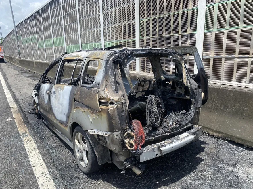 開一半變火球！國1鼎金段恐怖火燒車　小客車淪廢鐵