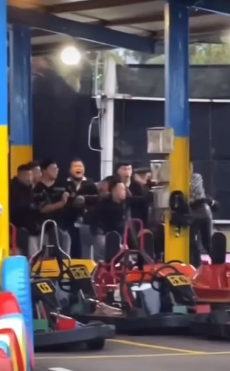 「玩碰碰車」也能爆行車糾紛！多人安全帽互毆　畫面曝光