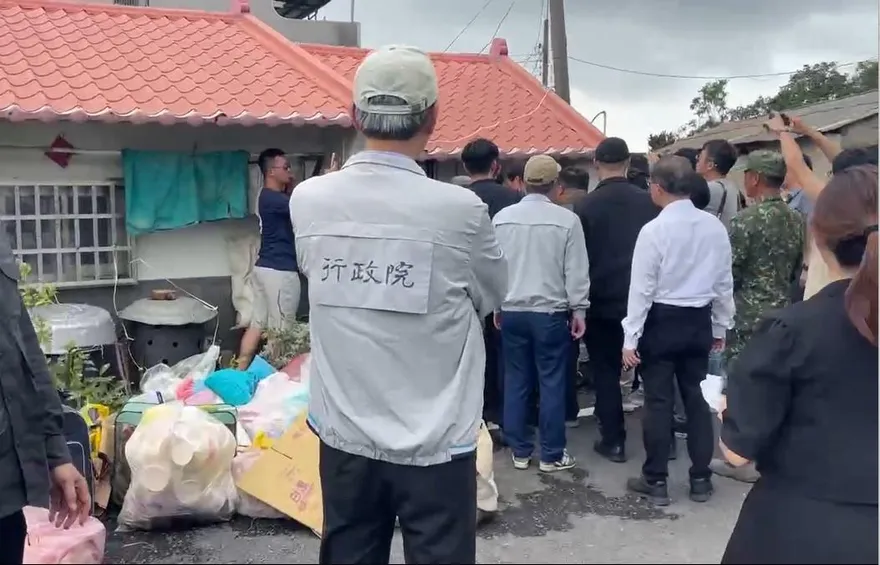 影/離災民好遠！郭智輝陪同勘災　雙手抱胸冷眼旁觀