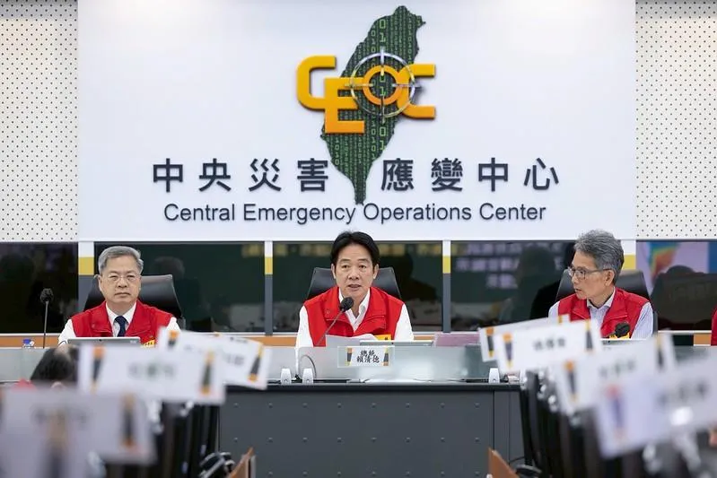 賴總統視察中央災害應變中心　連線4縣市長關心災情