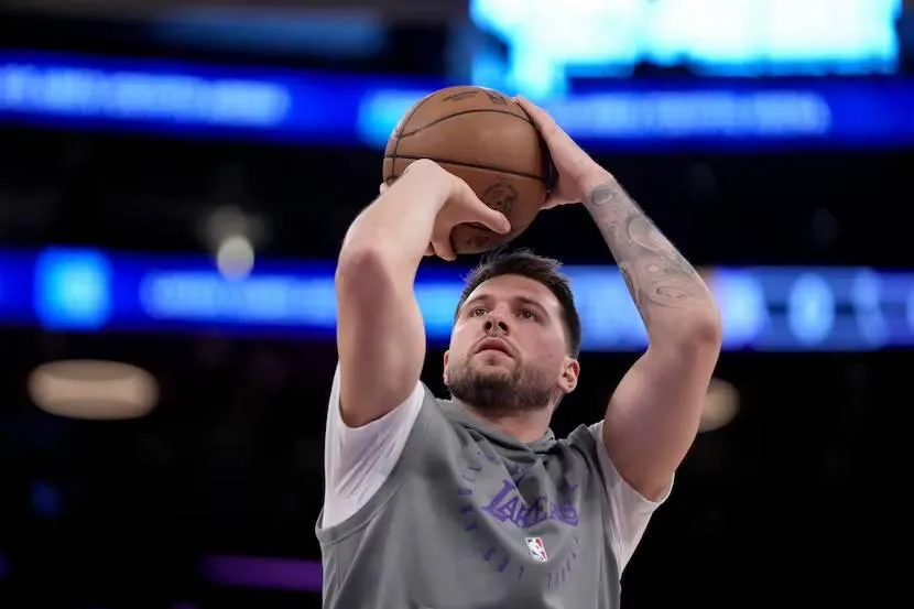 NBA/東契奇「坐著」隨手一投！空心破網震驚紐約街頭
