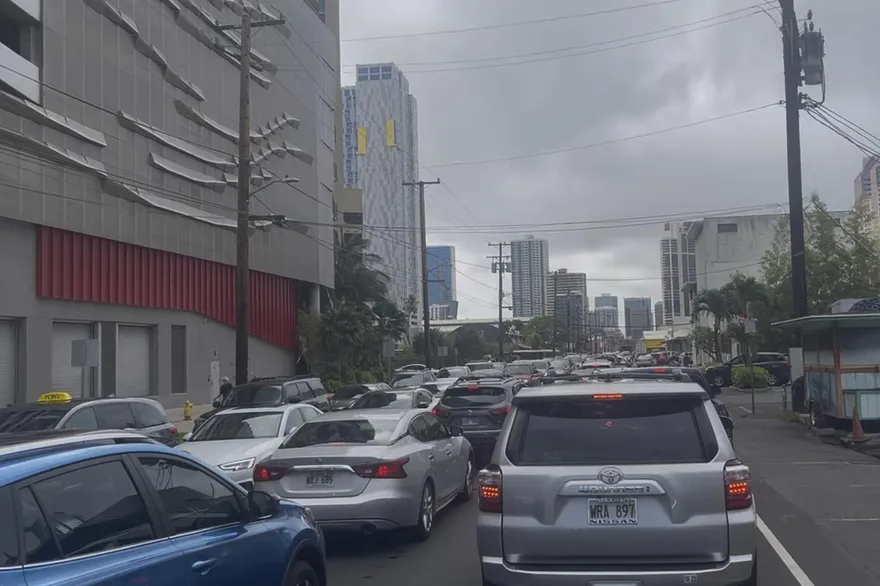 影/首波海嘯抵夏威夷！民眾急避難市區大塞車