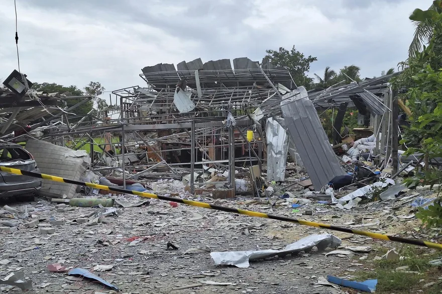 泰爆竹工廠大爆炸！2棟建築全毁、釀10死1重傷