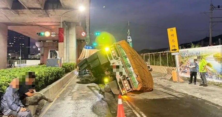 路又塌陷了！泰山聯結車翻覆　疑路面回填不全釀禍