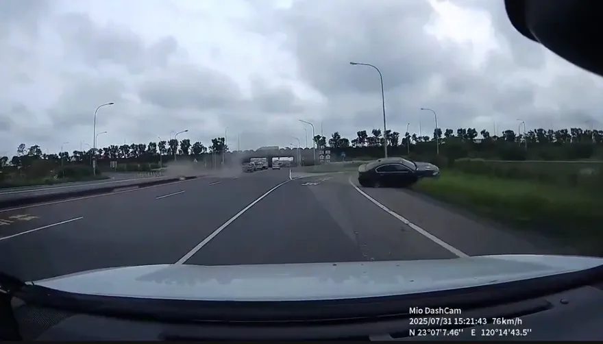 國道警匪追逐！BMW掛假牌拒檢　狂飆衝進水塘畫面曝