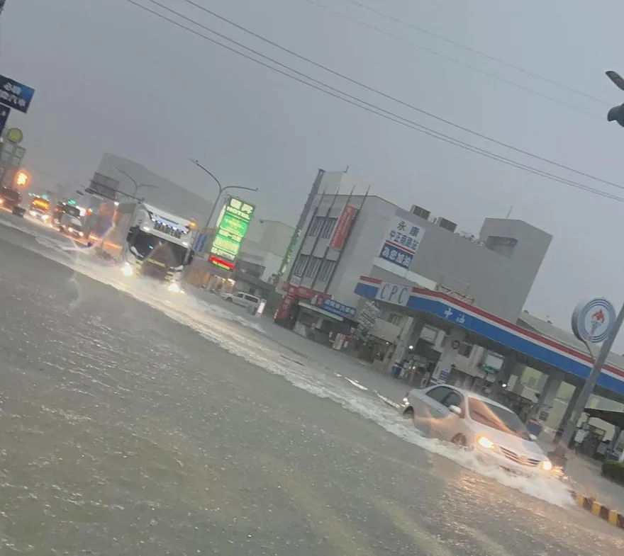 水淹過保險桿...下秒出大事？　台南豪雨「沖走4張車牌」