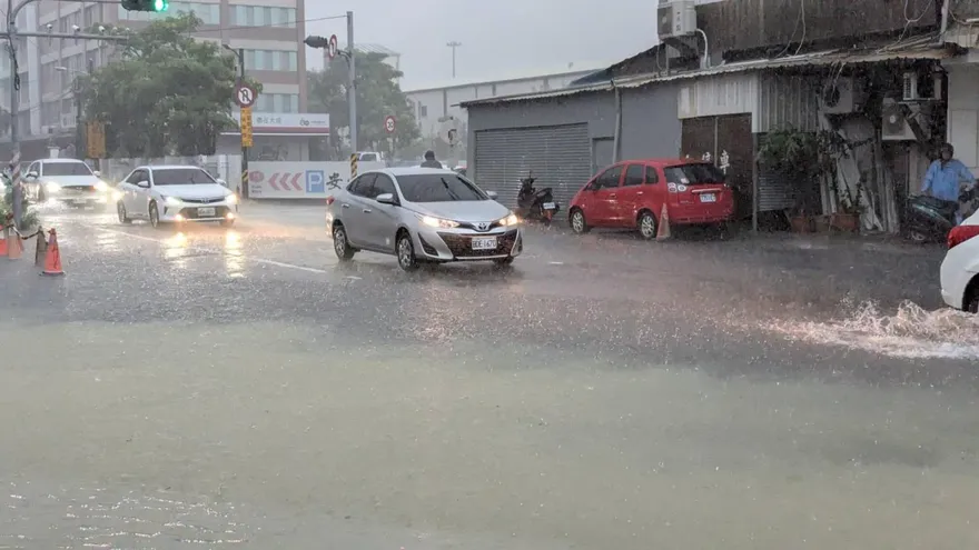 永康大灣路淹成河！台南人怨「停班課太晚宣布」2派吵翻