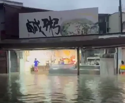 影/台南暴雨狂灌！阿堂鹹粥慘淹水　小西門圓環驚見噴泉