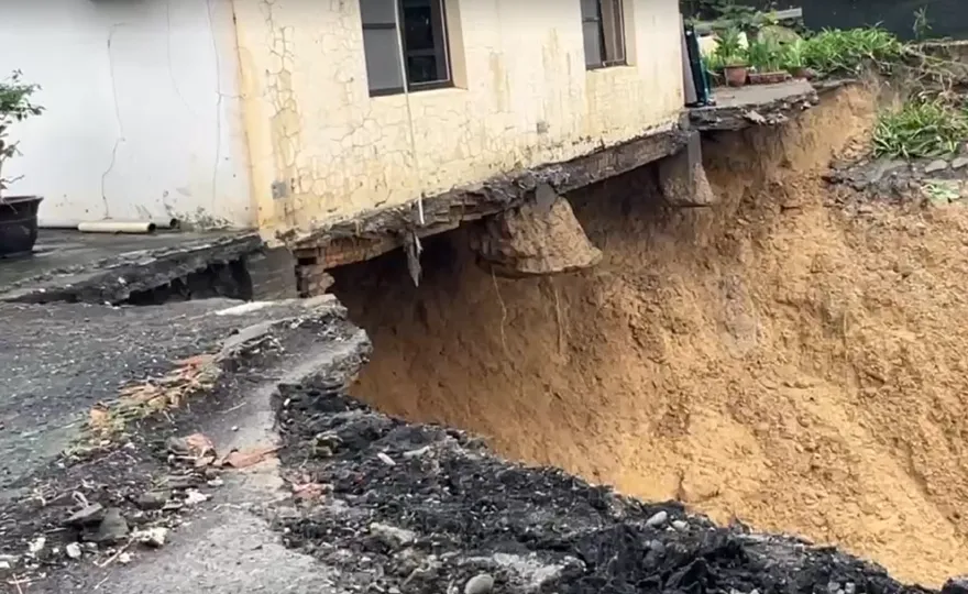 影/台南柳營大雨「掏空地基近10樓高」　土石撕裂房屋嚇壞屋主