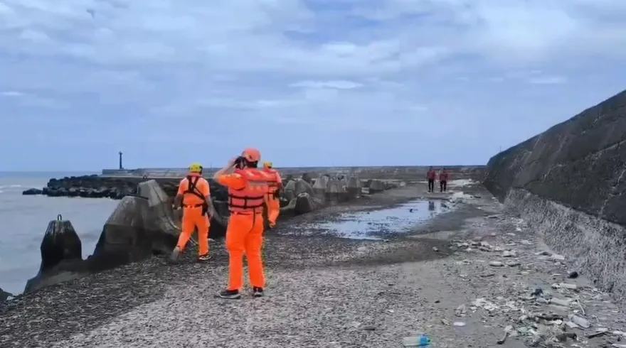 竹圍海水浴場2落水高中生「搜救30小時」遺體尋獲　家屬淚崩