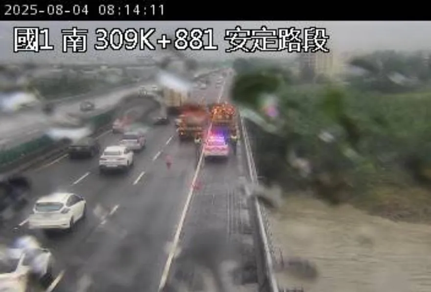 豪雨成災又嚴重車禍！國1南向安定段「3車追撞翻覆」　傷亡不明