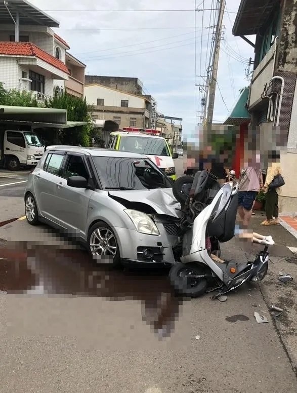 影/苗栗嚴重車禍2人噴飛掛彩　機車驚悚「倒掛轎車頭」