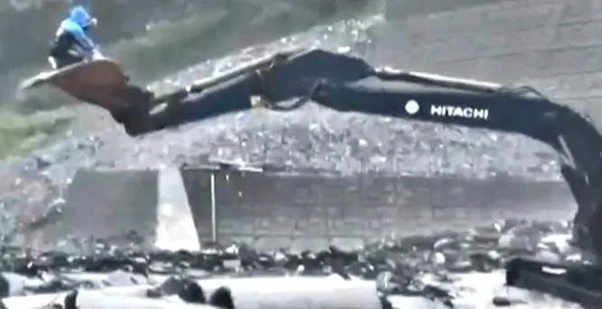 影/大武村唯一聯外「霧大二號」斷了　村長搭怪手搏命送藥