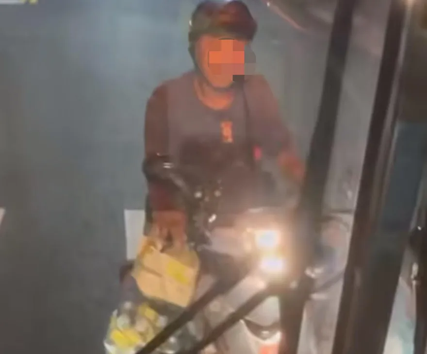 影/89大叔騎機車逆向悍擋公車「前後燈都爆閃」！全車傻眼