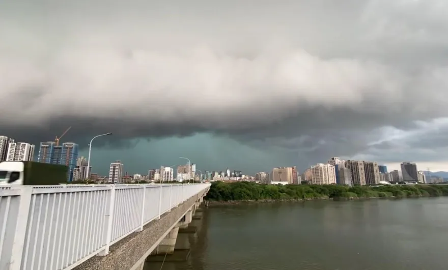 影/新海大橋上空烏雲壓境　震撼畫面曝光