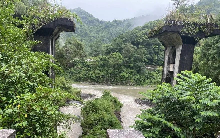 烏來午後豪雨南勢溪暴漲　17師生溯溪受困平安脫困
