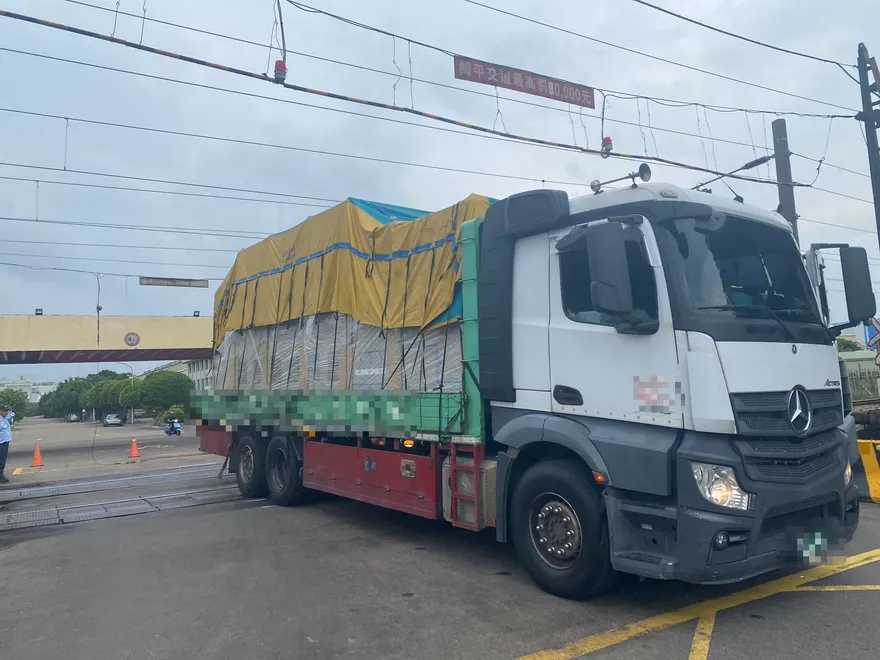 影/竹縣貨車卡電線！司機處理不慎觸電　頭部受傷、雙腿燒燙傷