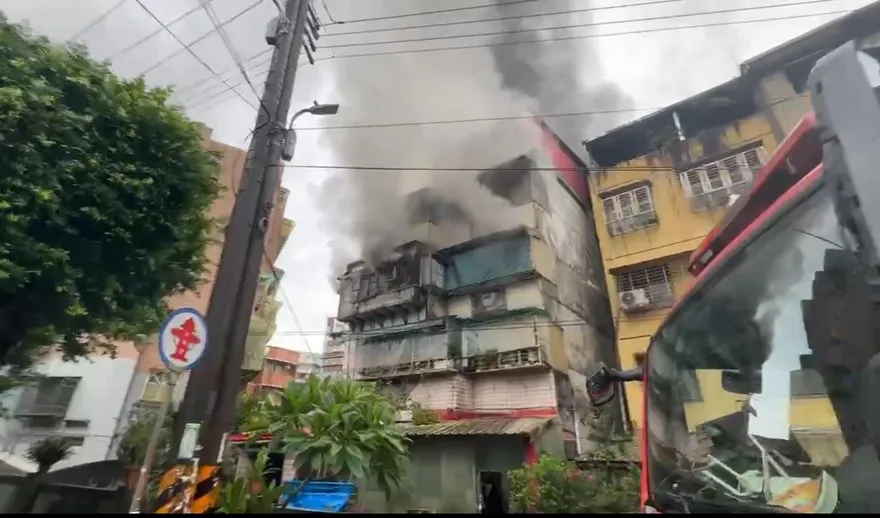 影/基隆民宅大火濃煙竄天　「全面燃燒」住戶受困死亡