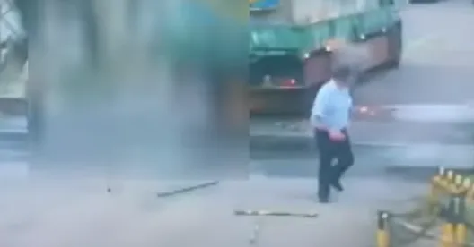 湖口平交道貨車司機觸電瞬間曝！車底火光爆發　人直直重摔倒地