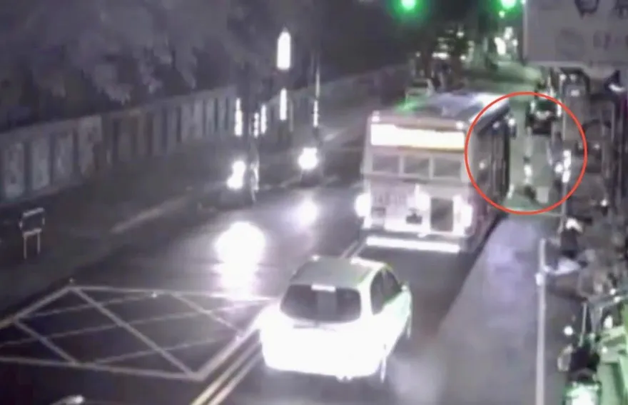 新北八里行車糾紛爆衝突　機車騎士攔停公車互嗆警開罰