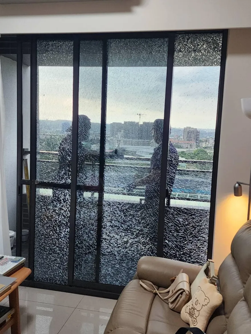 台中一坪40萬新宅「淪靶場」？住戶怒：玻璃遭鋼珠射碎