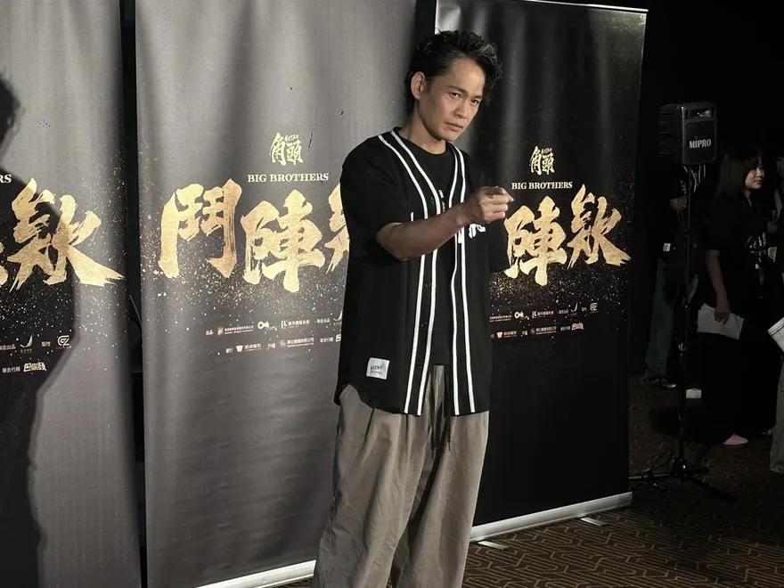 享20名全裸女優服務！黃鐙輝狂默唸：阿彌陀佛　笑喊：想送老婆出國