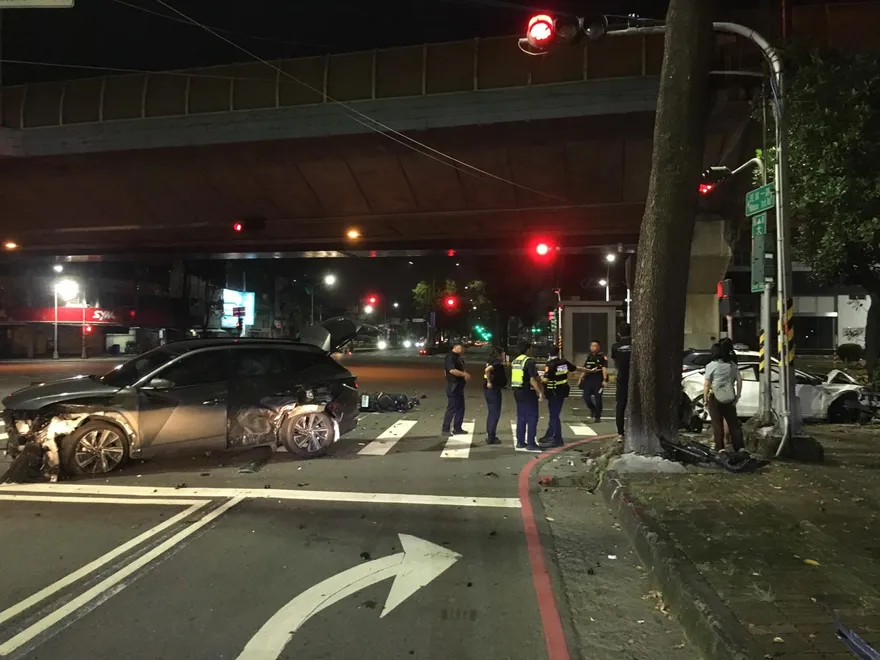 高雄凌晨出現違規仔！　駕車闖燈「差點出大事」釀6傷