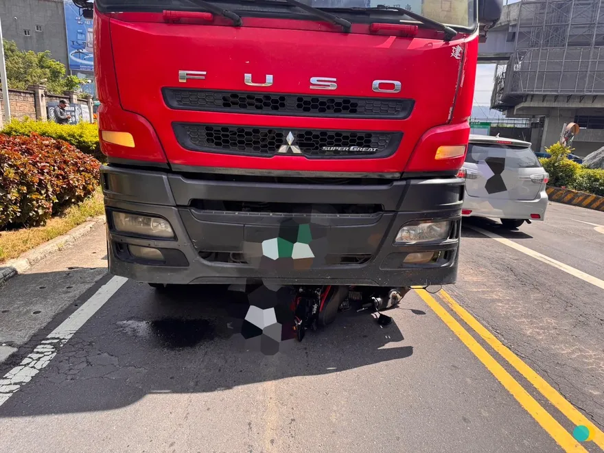 悲傷父親節！鶯歌驚悚車禍　騎士捲水泥預拌車底慘死