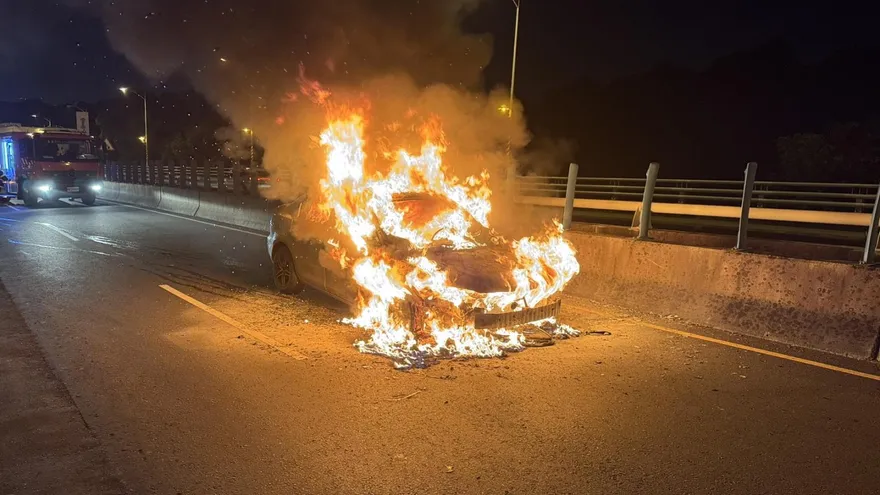 影/彰化台74甲火燒車！轎車遭火舌吞噬　燒到剩骨架